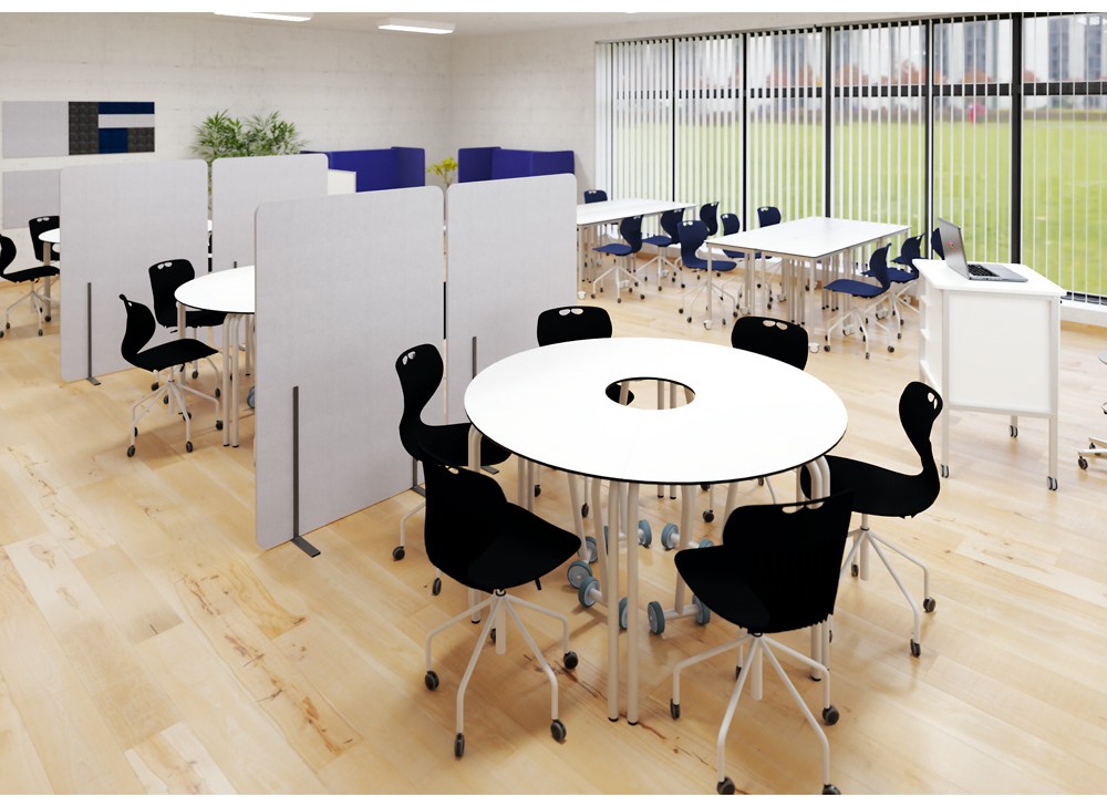 Flexibel lärmiljö med runda bord, ergonomiska stolar på hjul och akustiska skärmar för grupparbete.