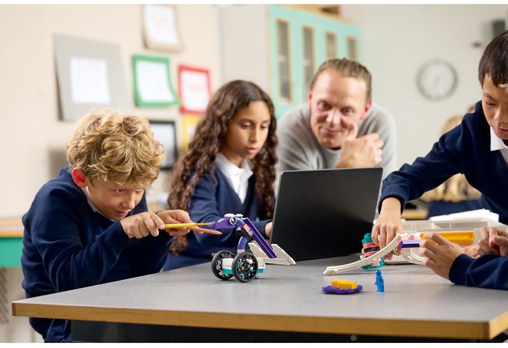 Lärare och elever arbetar tillsammans med LEGO® Education och programmering under en lektion i AI och datavetenskap.
